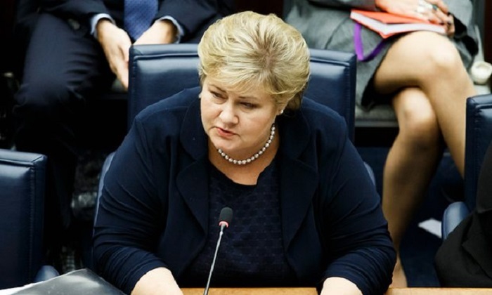 Norway`s PM caught playing Pokémon Go in parliament - PHOTO 